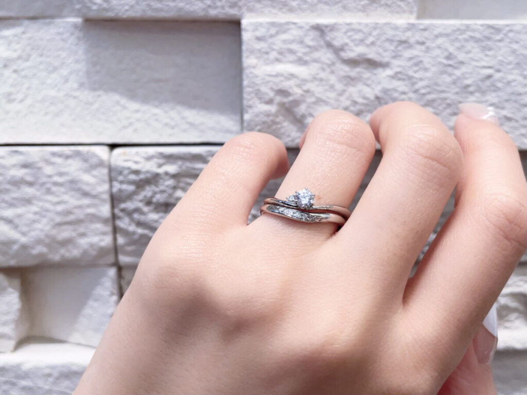 V字の婚約指輪と結婚指輪の重ねづけ