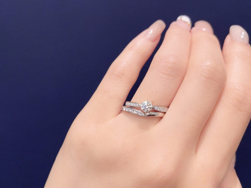 婚約指輪と結婚指輪を身につけている様子