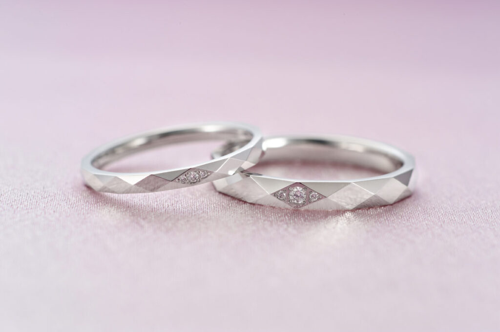 面がキラキラ輝く結婚指輪 イビザ