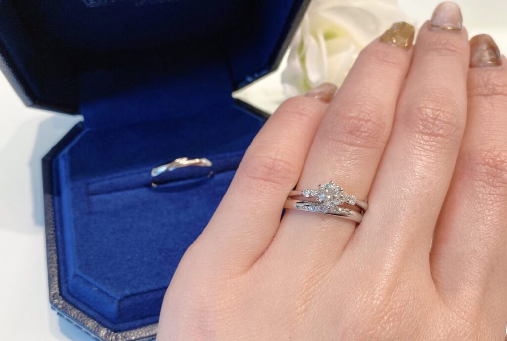 ロイヤル・アッシャーERA814 ティアラデザインの婚約指輪