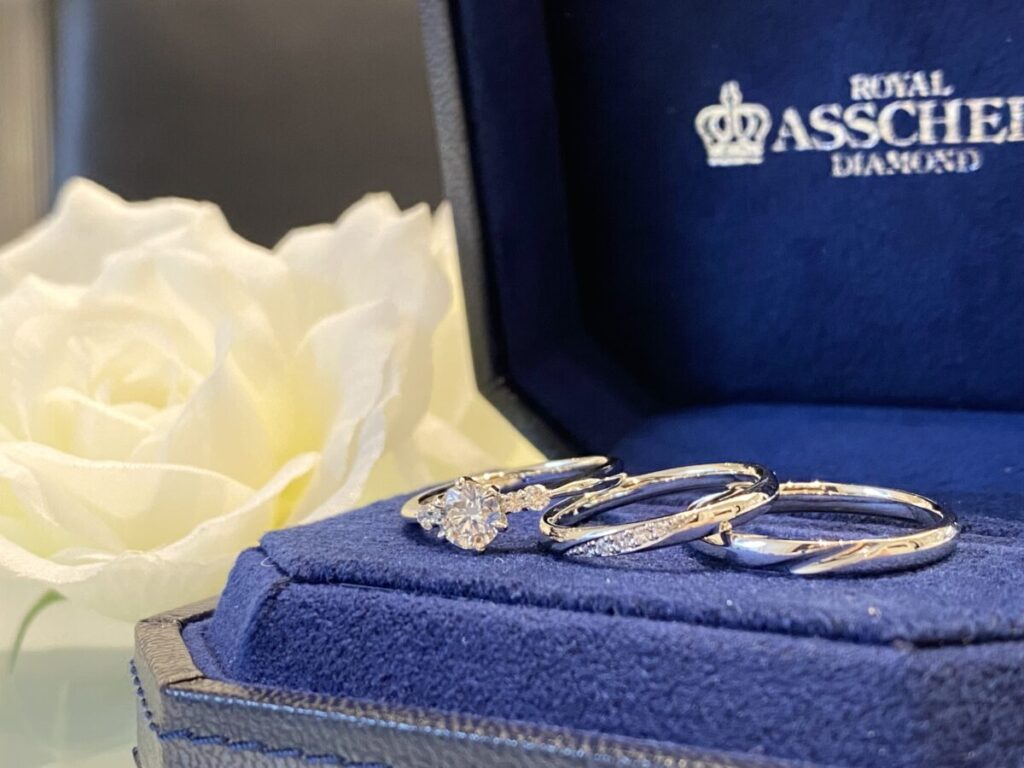 ロイヤル・アッシャークラウンシリーズの婚約指輪ERA814、結婚指輪WRA066/WRB076