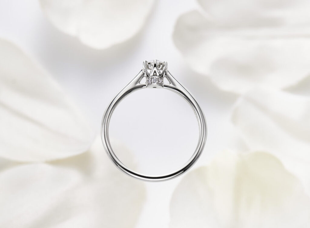 ロイヤル・アッシャークラウンシリーズの婚約指輪ERA817のサイドビュー