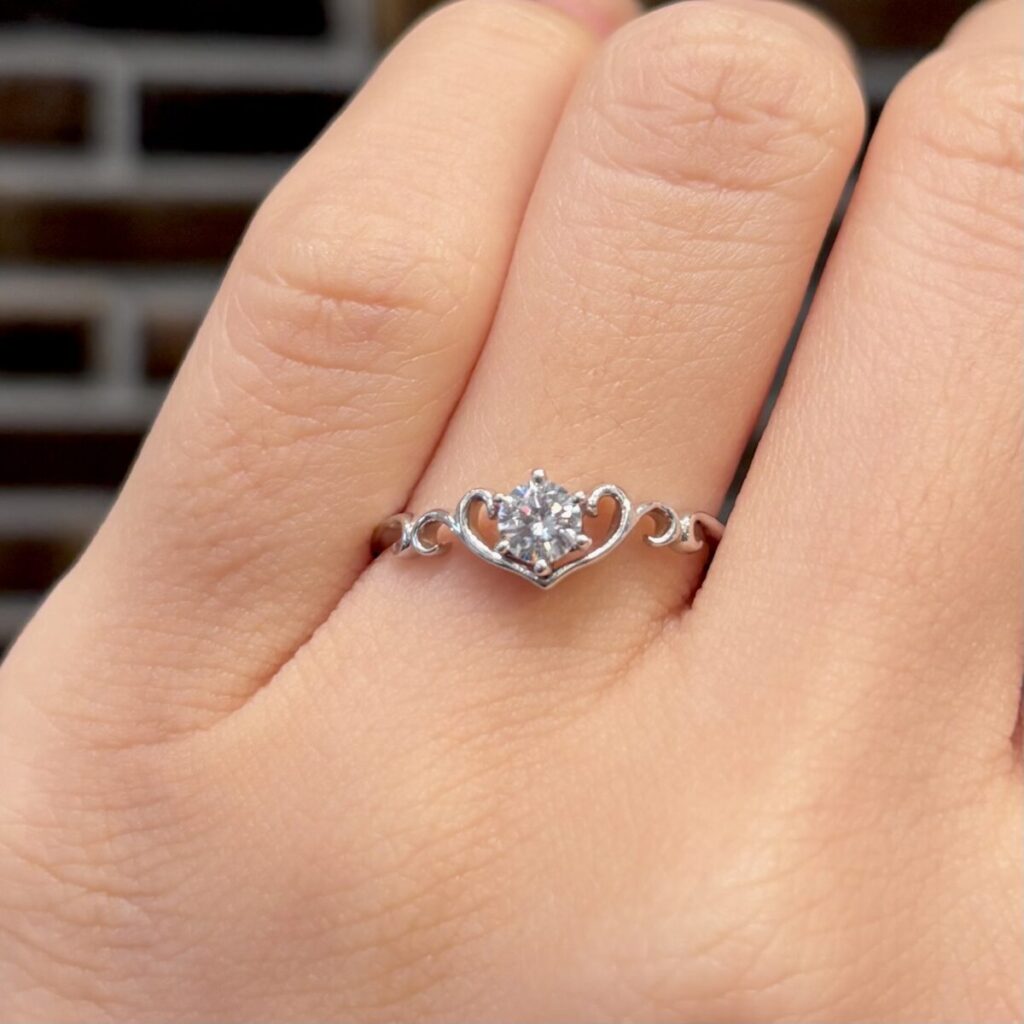 ティアラの婚約指輪　ヴィクトリア