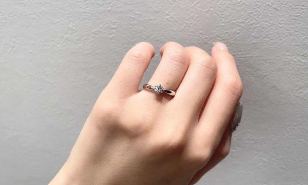 ロイヤル・アッシャーの婚約指輪ERA260 太めのアームがダイヤを大きくみせるデザイン