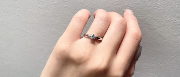 ロイヤル・アッシャーの婚約指輪ERA260 太めのアームがダイヤを大きくみせるデザイン