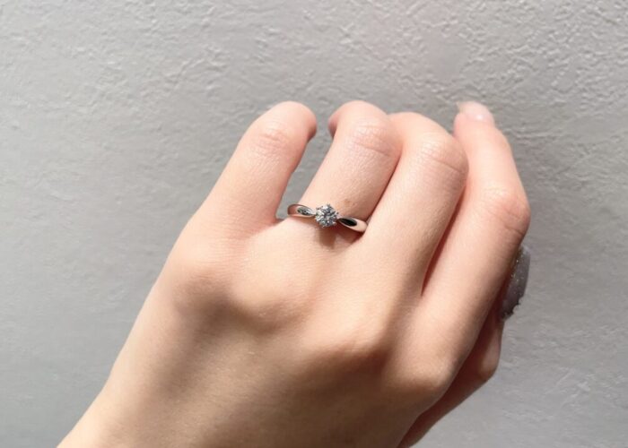 ロイヤル・アッシャーの婚約指輪ERA260 太めのアームがダイヤを大きくみせるデザイン