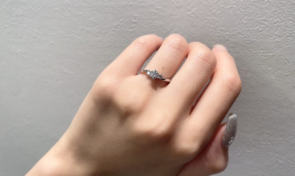 ロイヤル・アッシャーの婚約指輪ERA680 0.3カラットのダイヤモンドがセッティングされているシンプルな1石デザイン