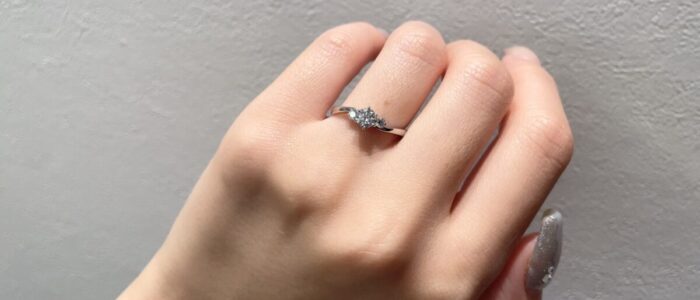 ロイヤル・アッシャーの婚約指輪ERA680 0.3カラットのダイヤモンドがセッティングされているシンプルな1石デザイン