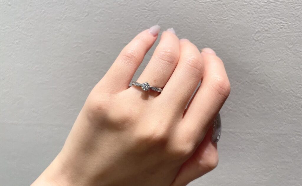 ロイヤル・アッシャーのエタニティの婚約指輪ERA815の着用イメージ