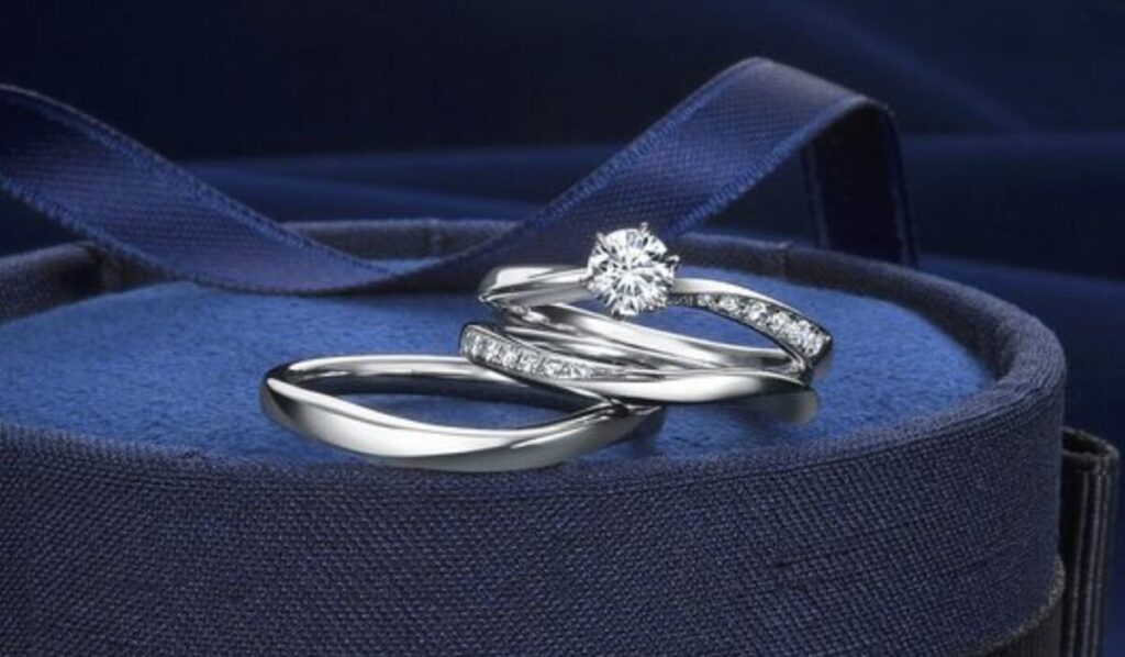 ロイヤル・アッシャーの婚約指輪ERA812と結婚指輪WRA060/WRB070