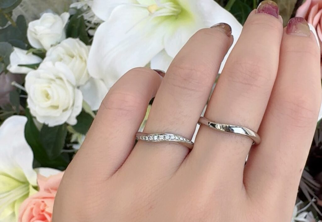 ねじれのある結婚指輪をつけた手元