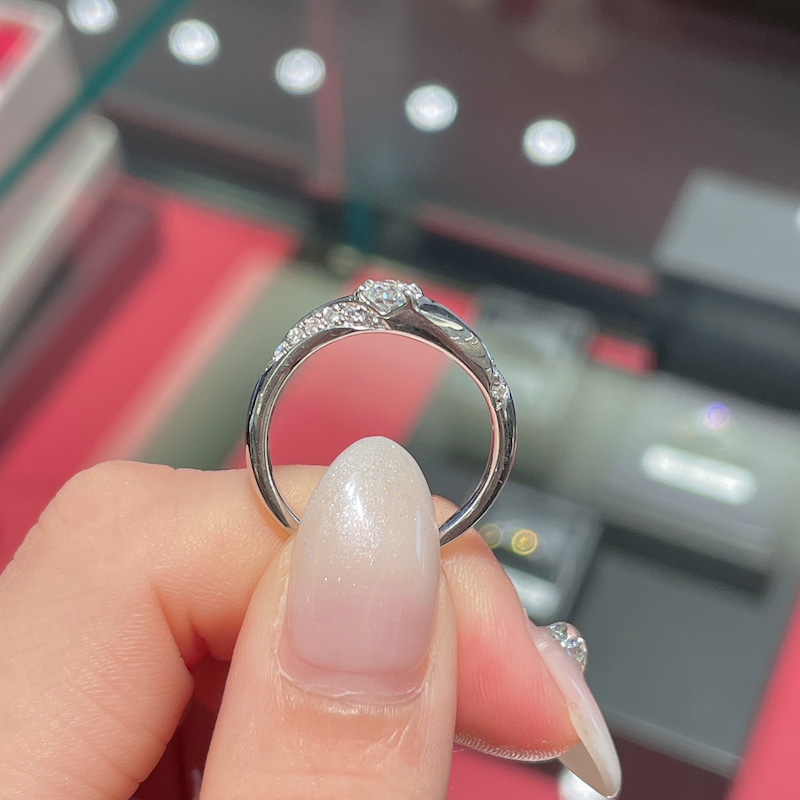ウェーブの婚約指輪　埋め込みタイプのイメージ