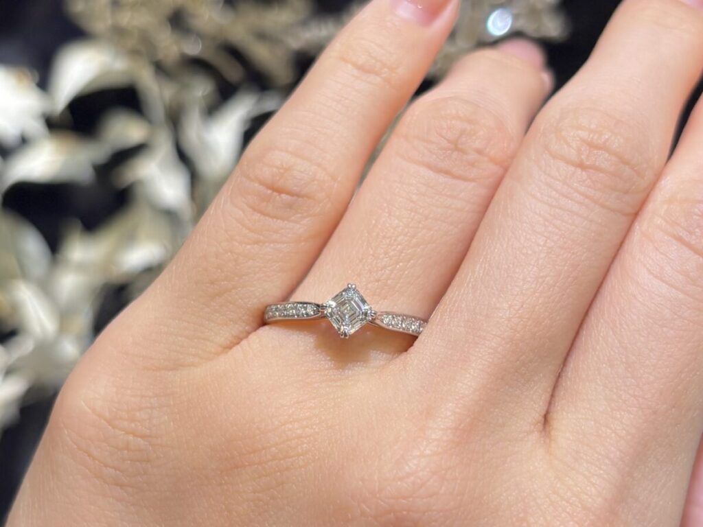 ロイヤル・アッシャーカットの婚約指輪着用