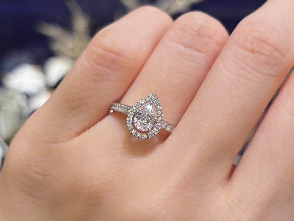 ペアシェイプの婚約指輪着用