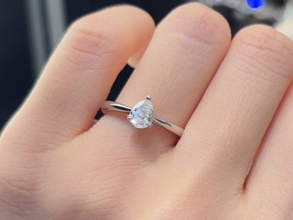 ペアシェイプの婚約指輪着用