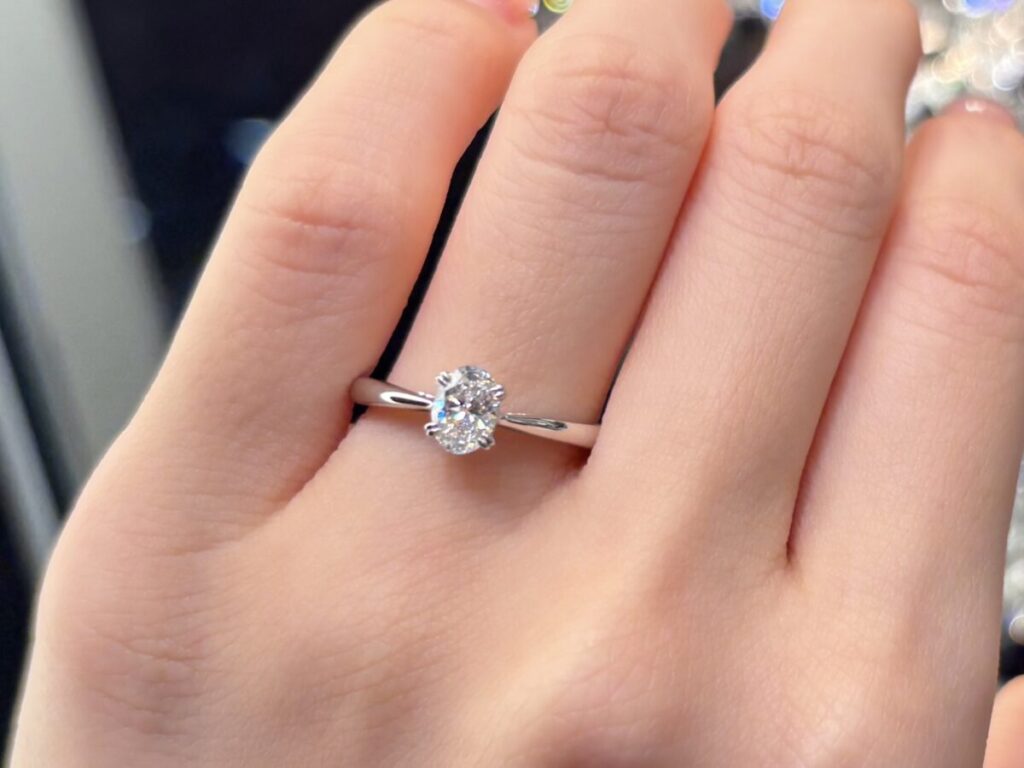 オーバルカットの婚約指輪着用
