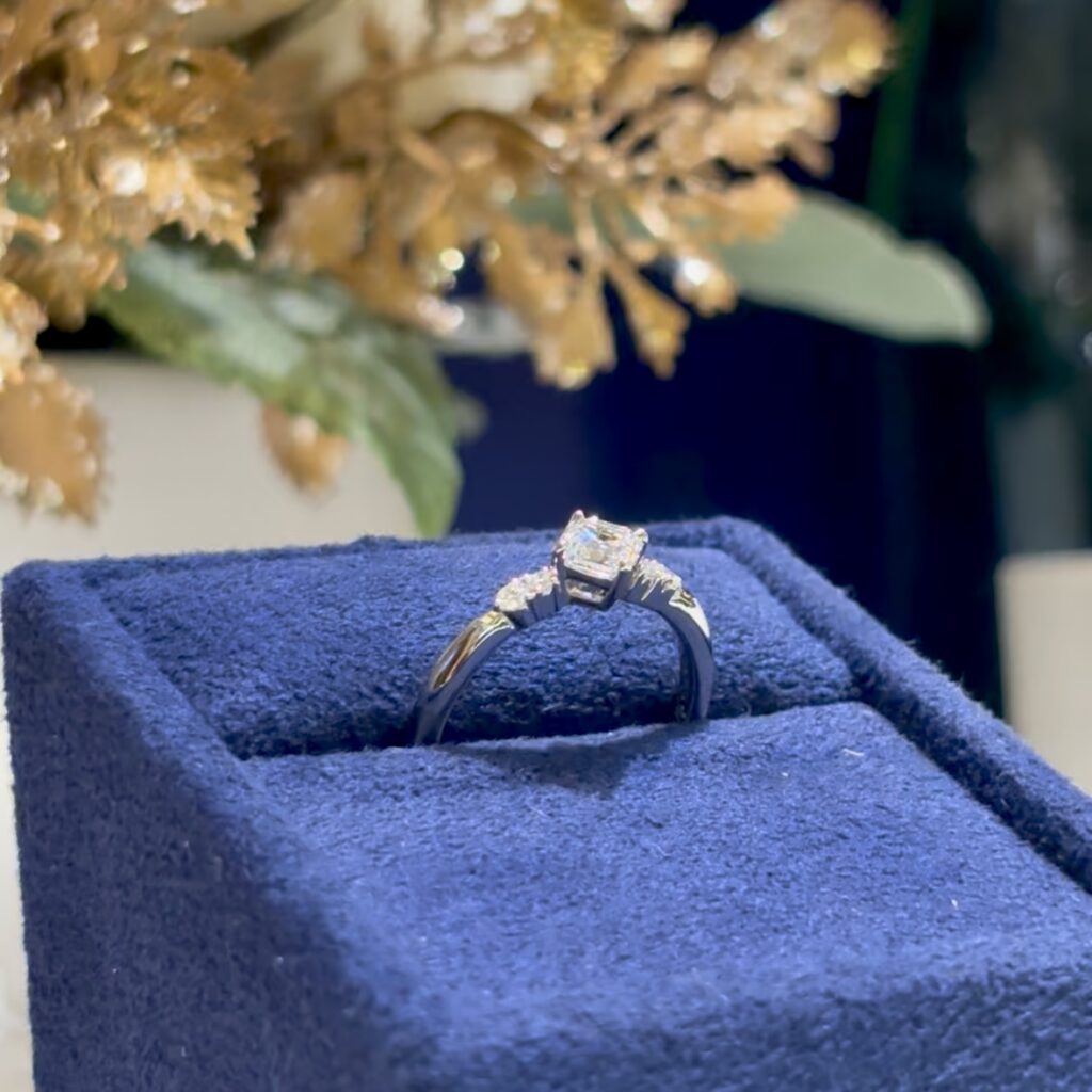 ファンシーカット　ロイヤル・アッシャーカットの婚約指輪