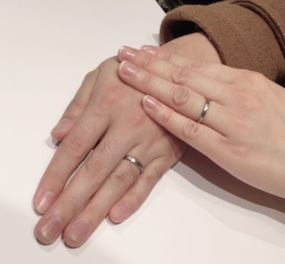 NIWAKAの結婚指輪 京杢目「長閑」を着けた手元