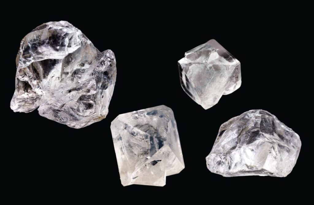 様々な形状のダイヤモンド原石
