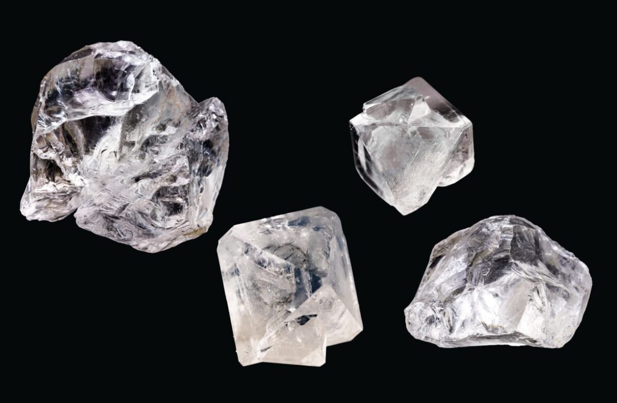 様々な形状のダイヤモンド原石
