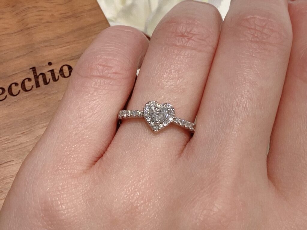 ハートシェイプの婚約指輪着用