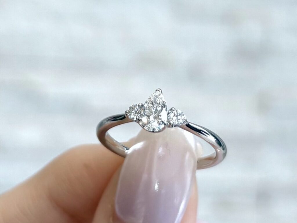 ファンシーカット　ペアシェイプの婚約指輪