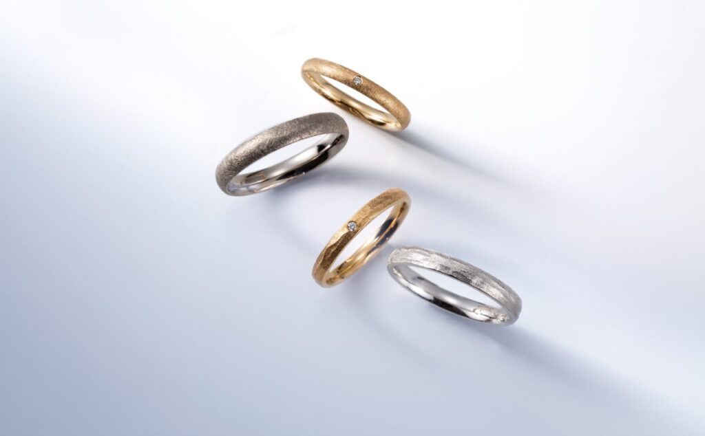 表面加工をしている結婚指輪