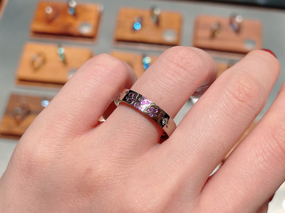 模様が入ったSORAの結婚指輪 舞桜をつけた手元