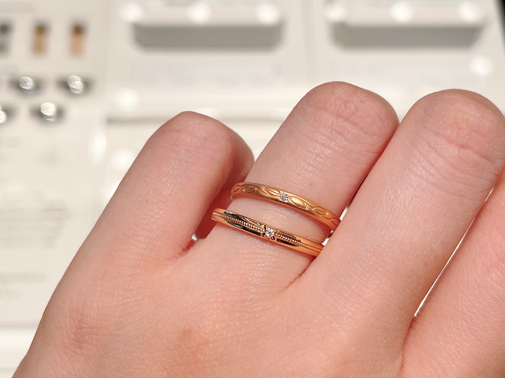 fikaの結婚指輪 白い花をつけた手元