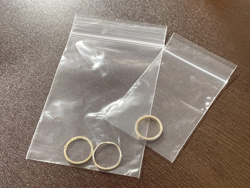 チャック袋に入った指輪