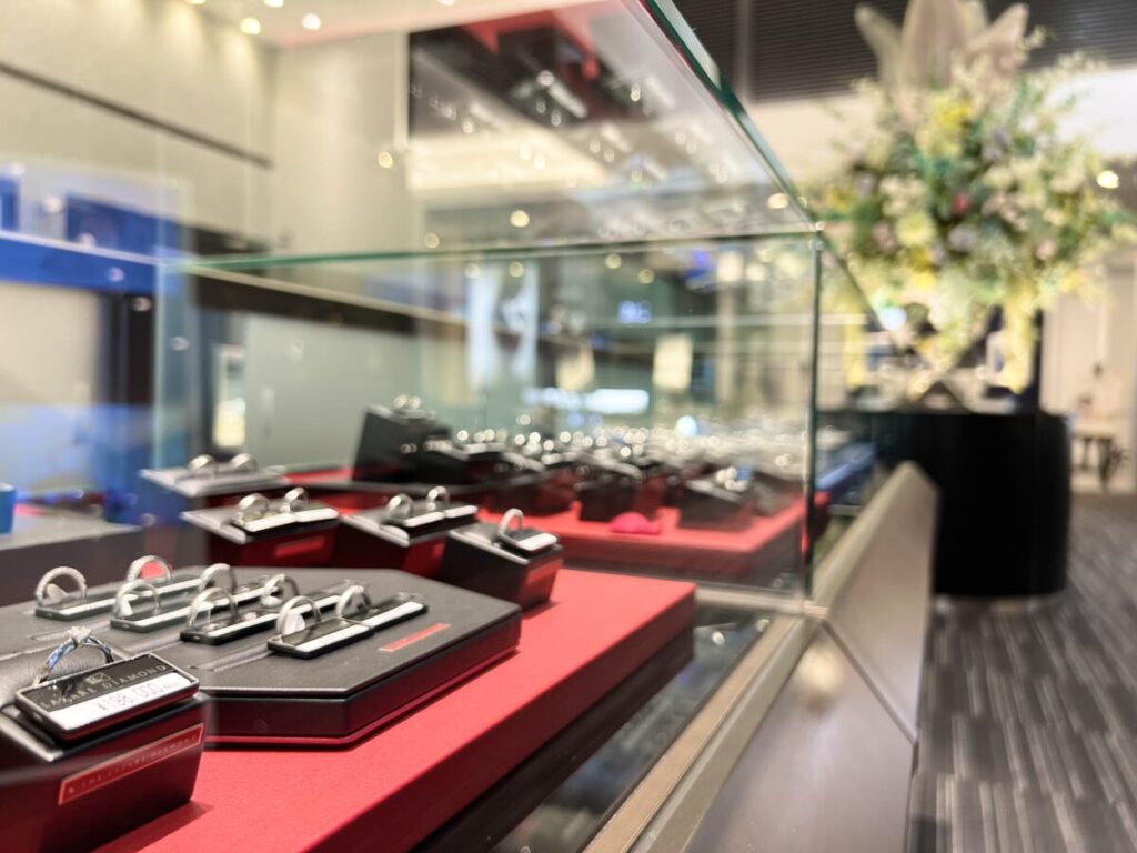 ショーケースの中にある結婚指輪