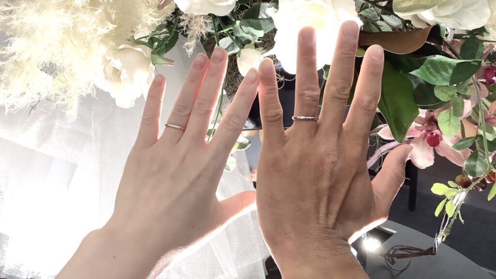 結婚指輪をつけたお客様の手元の画像