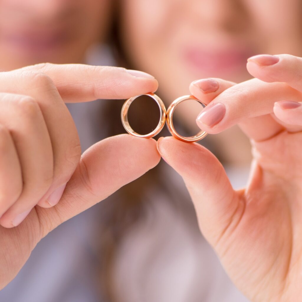 結婚指輪を重ねる夫婦