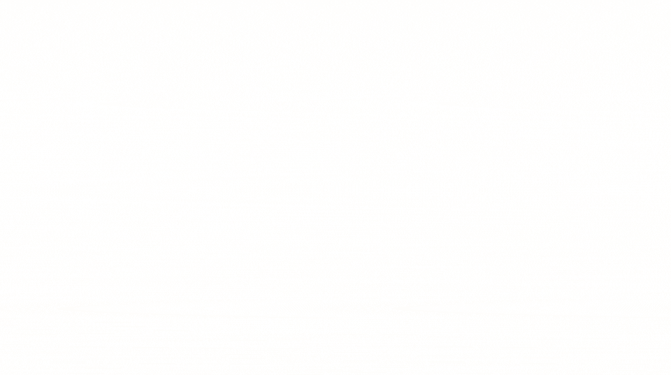 手を繋いだ男女が並んでいる姿