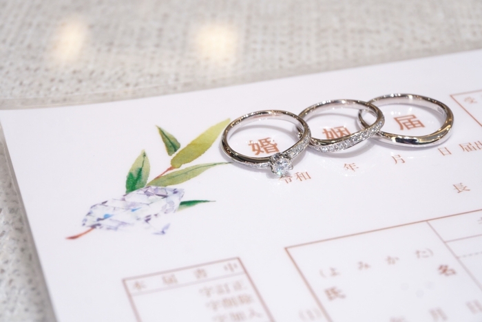 婚姻届と結婚指輪