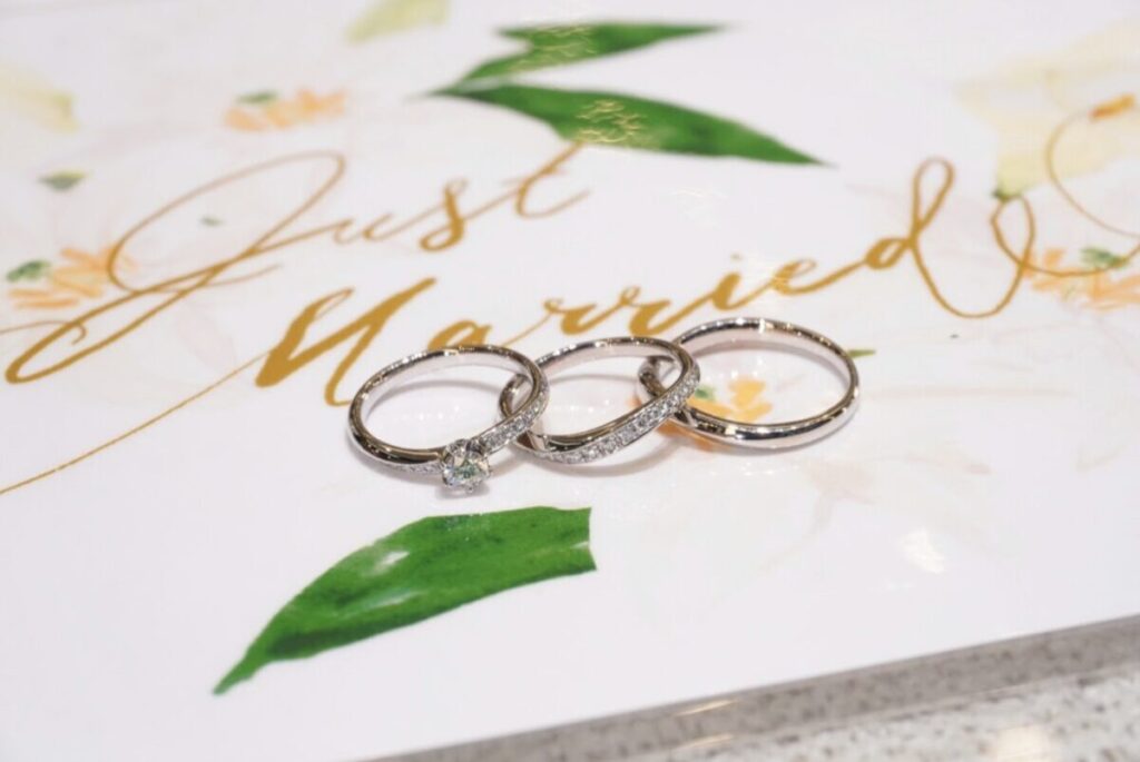 婚姻届と結婚指輪