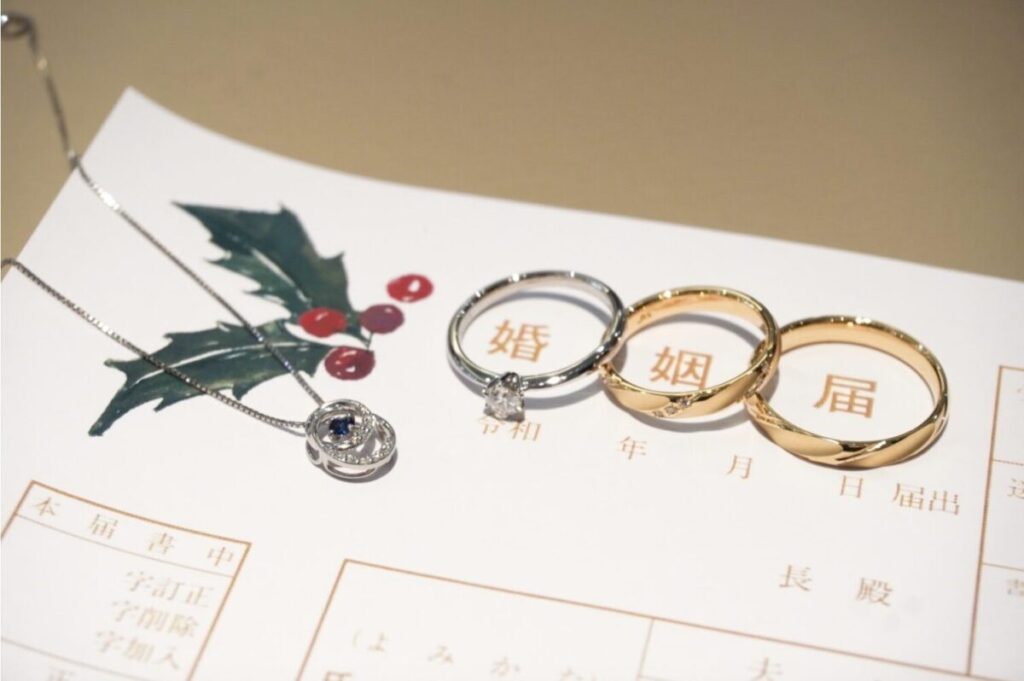 冬らしいデザインの婚姻届と婚約指輪・結婚指輪