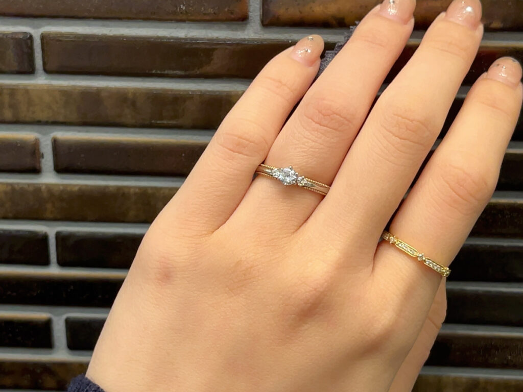 ラブボンドのコンビの婚約指輪とジュエリーの着画