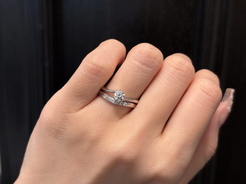 ロイヤル・アッシャー人気の婚約指輪ERA318とWRB913 着用イメージ