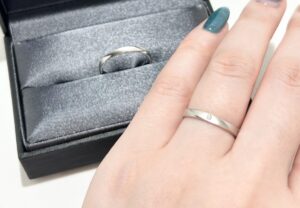 キラキラしてない結婚指輪を選びたい！｜”ふたりらしさ”の叶え方をタイプ別に紹介します