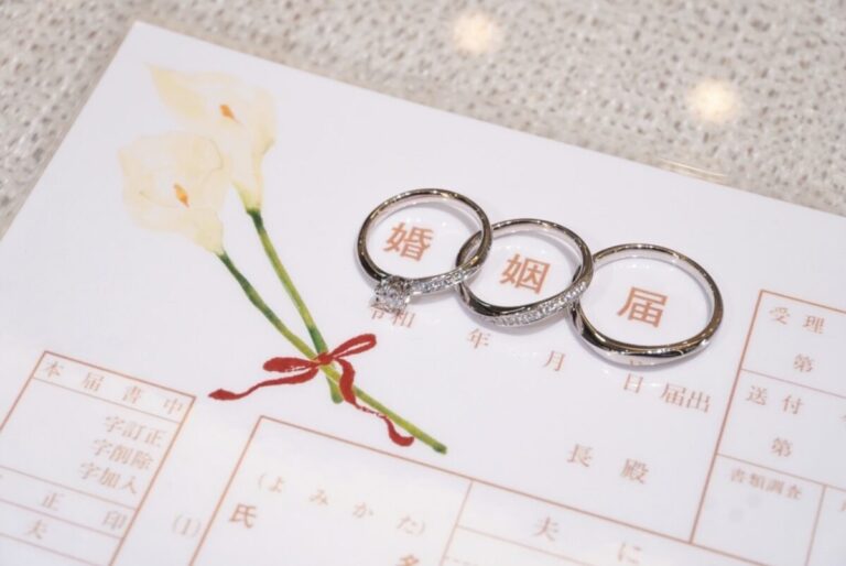 婚姻届と結婚指輪・婚約指輪の記念写真