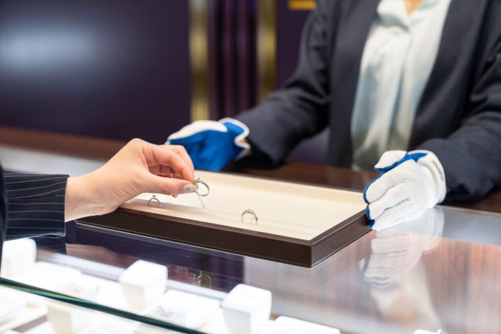 多くの選択肢から婚約指輪を選んでいる