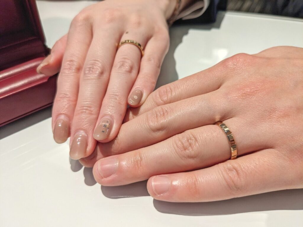 モニッケンダムの結婚指輪をつけた手元