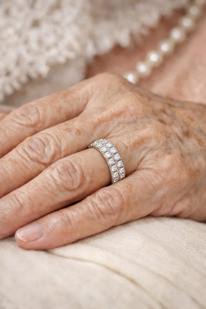 結婚指輪を着けた女性の手元