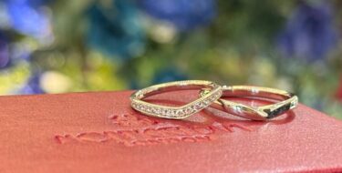 V字のエタニティリング　結婚指輪