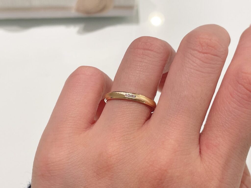 ゴールド（金）の結婚指輪をつけた手元