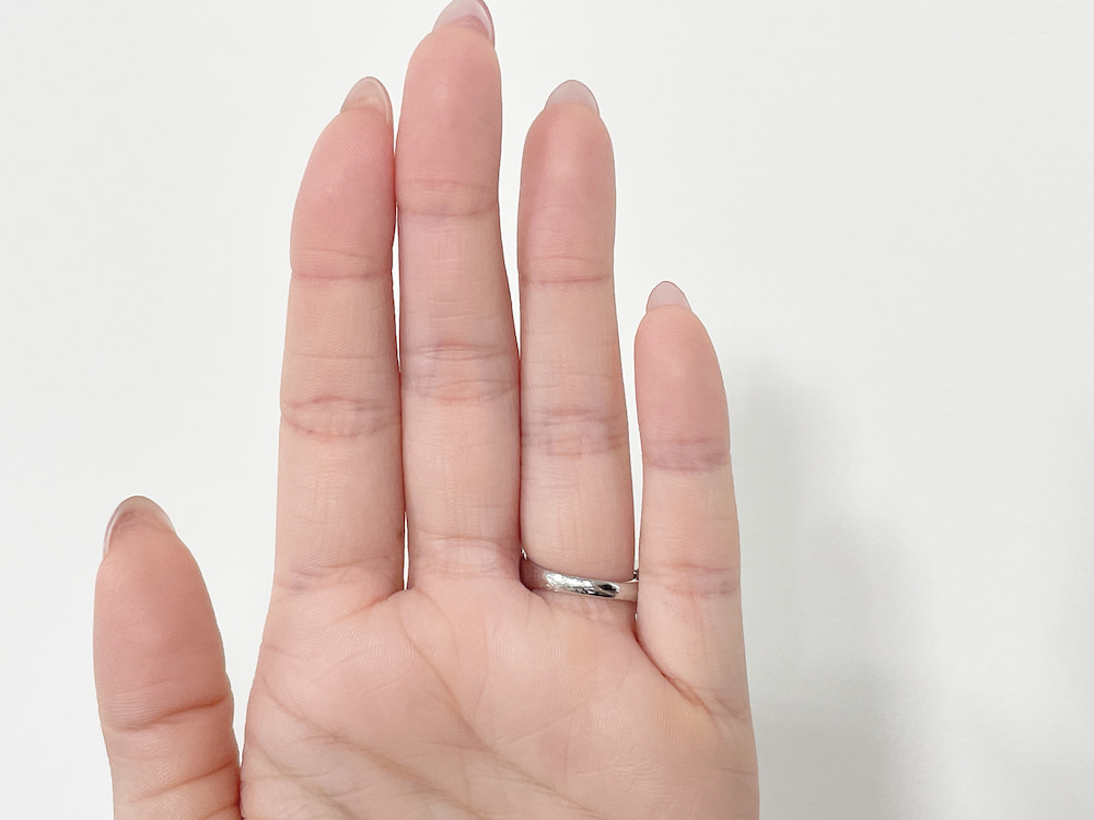 ハーフエタニティの手の平側