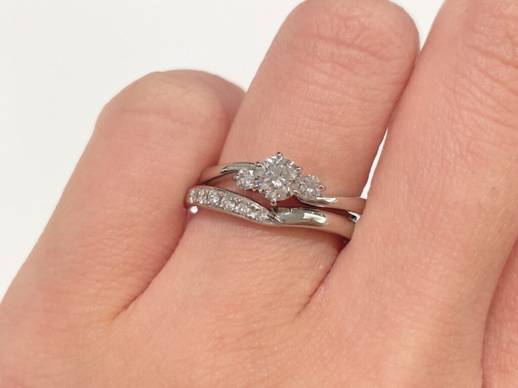 ロイヤル・アッシャーの婚約指輪ERA680・結婚指輪WRA025/WRB034
