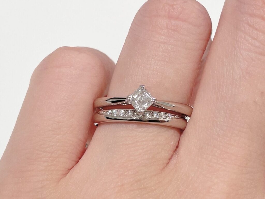 ロイヤル・アッシャーの婚約指輪JRAAC038・結婚指輪WRA065/WRB075
