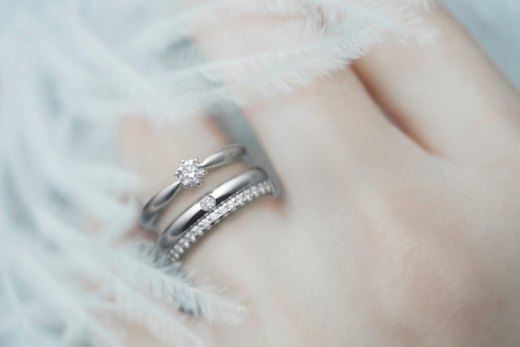 アイテールの婚約指輪と結婚指輪をつけた手元